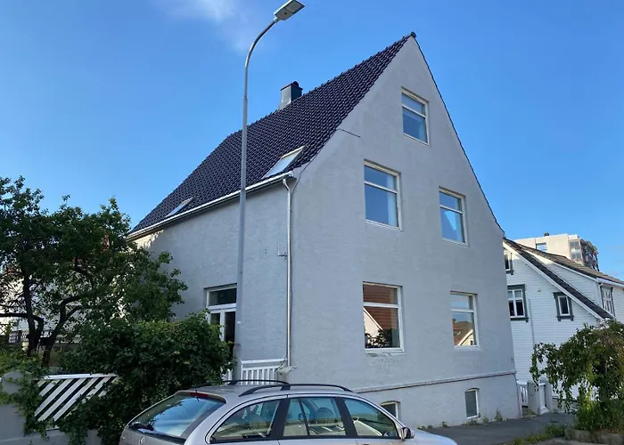 Central, Spacious And Characterful Apartment